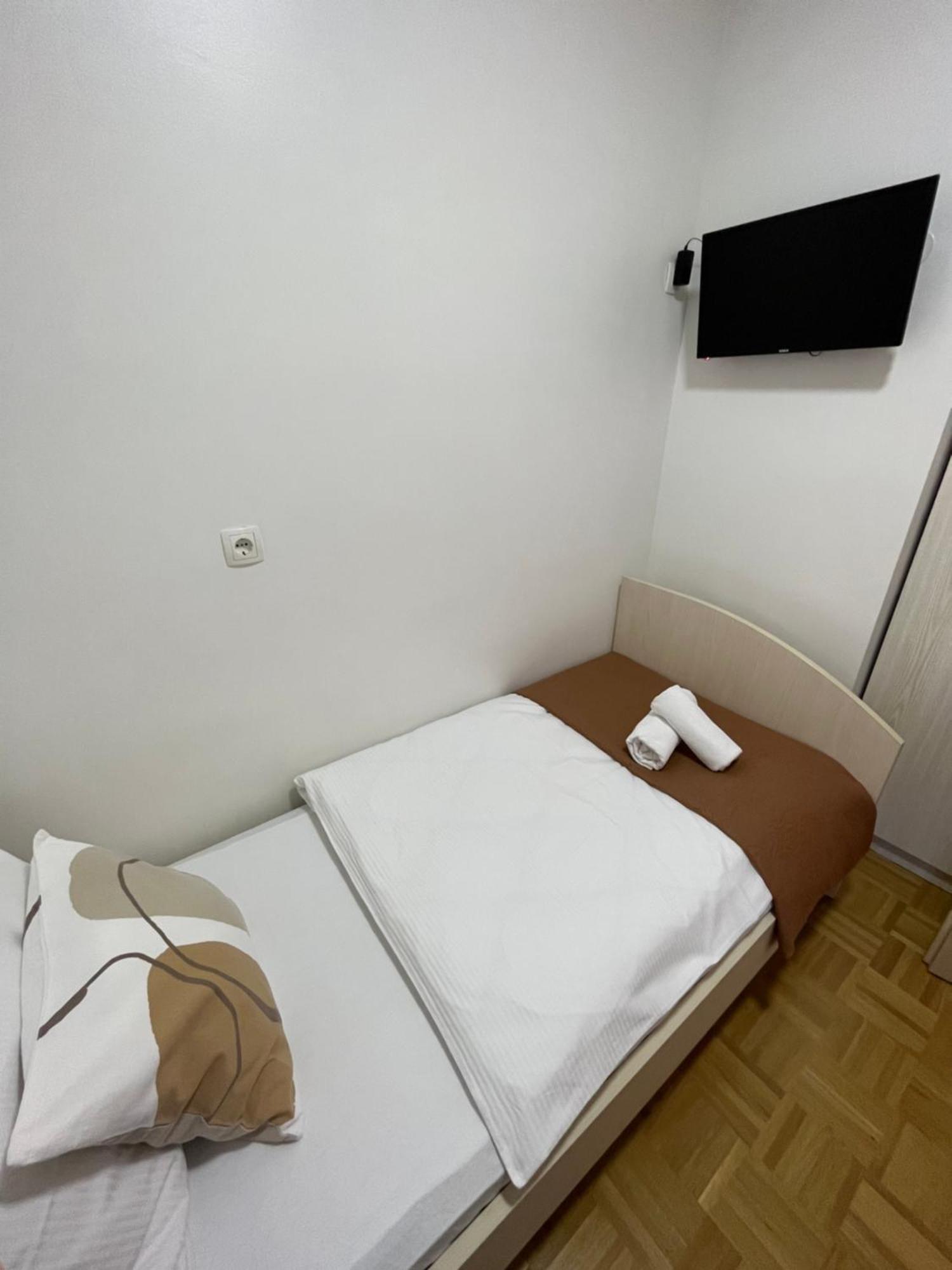 For5 Apartment Ðakovo Bagian luar foto