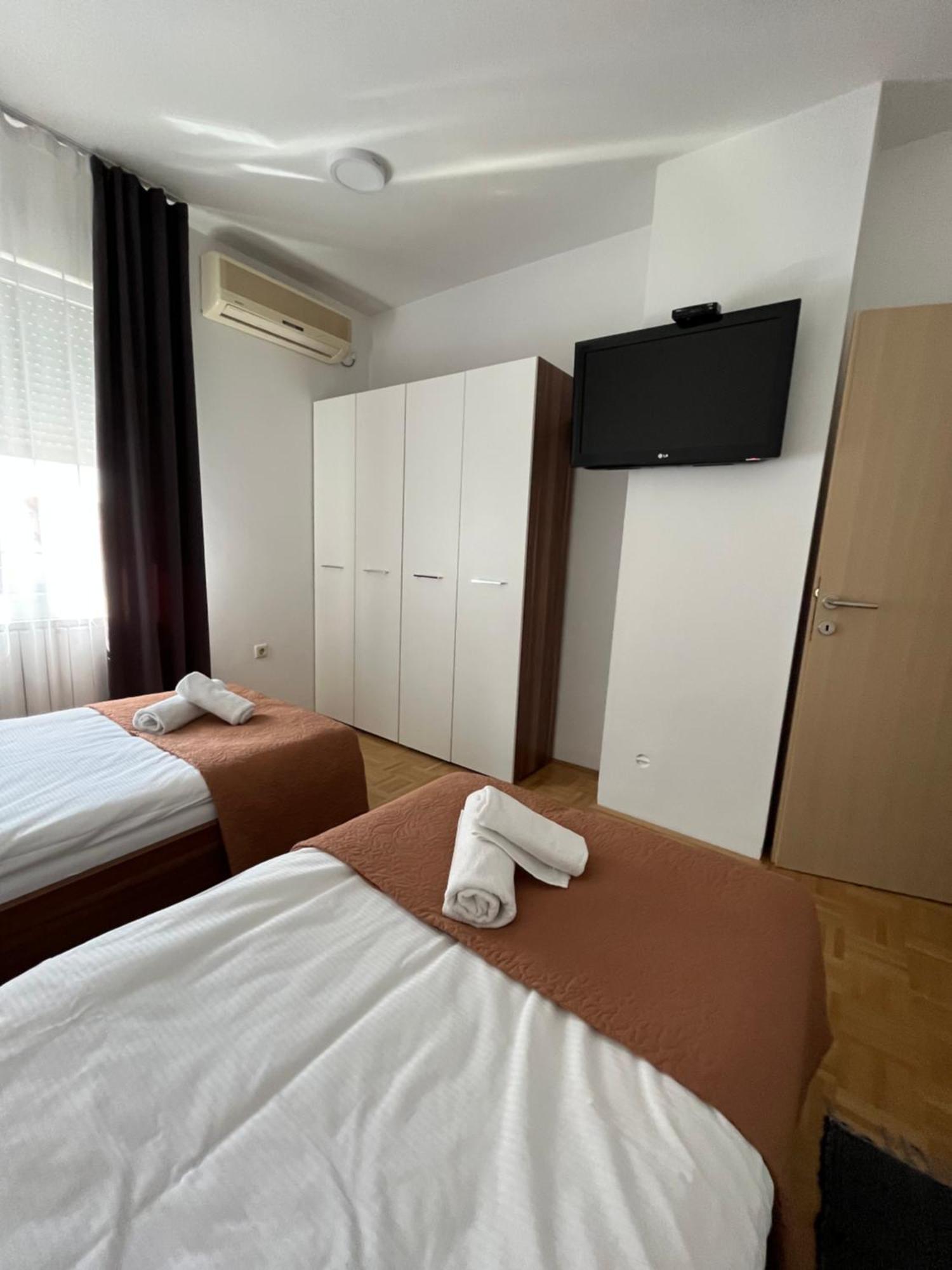 For5 Apartment Ðakovo Bagian luar foto